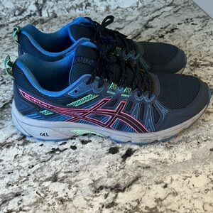 Women’s tennis shoes